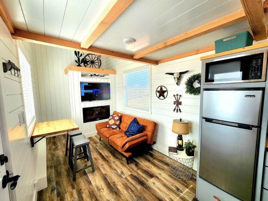 Romantic Tiny Home With Private Deck Apple Valley ภายนอก รูปภาพ